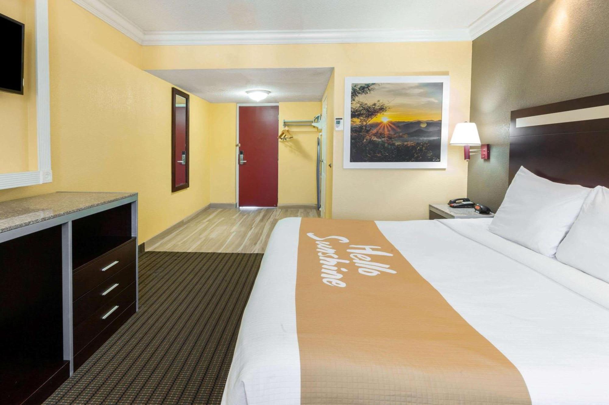 Days Inn By Wyndham Nanuet / Spring Valley Экстерьер фото